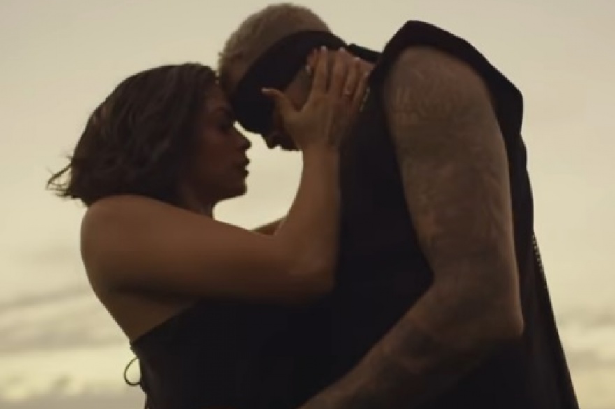 Chris Brown le puso arte y seduccion a Holy Blindfold