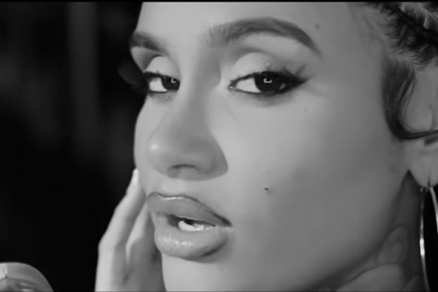 Sin adornos, Kehlani deja ver su talento con una interpretacion sincera