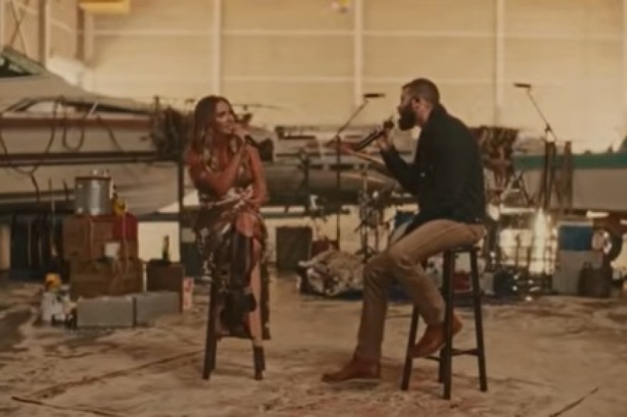 Jordan Davis y Carly Pearce cantan juntos Mess With Missing You