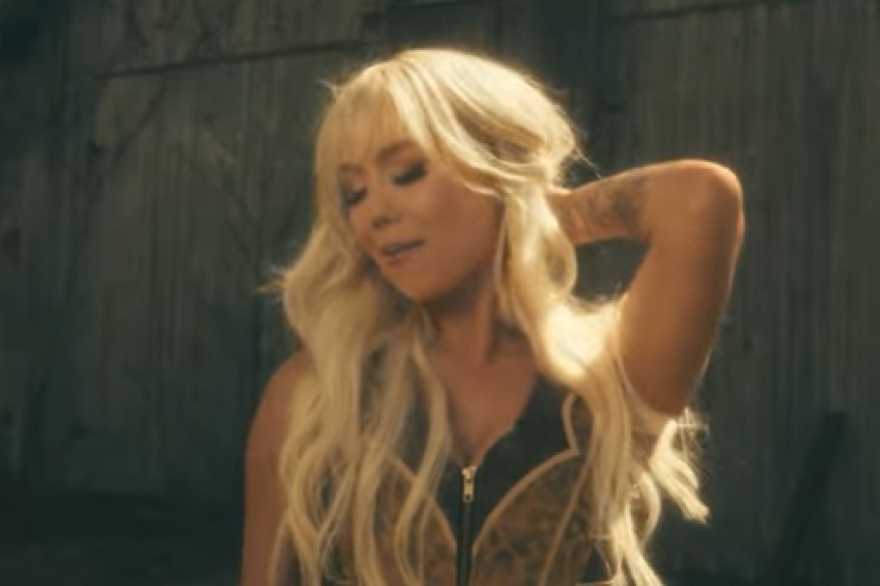 RaeLynn brinda por larga vida a la musica country