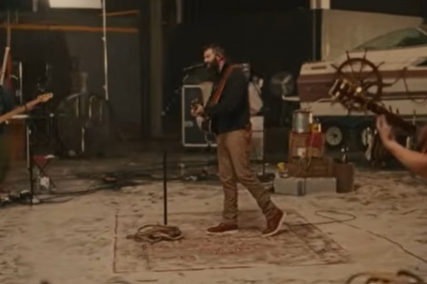 Jordan Davis y una performance fiel a su estilo country