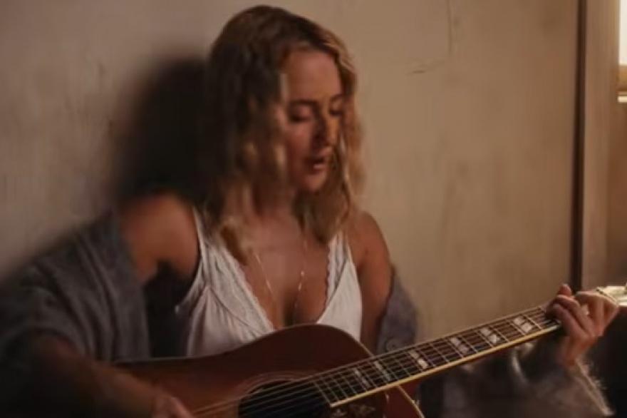 Ashley Cooke abre una nueva etapa con swear words