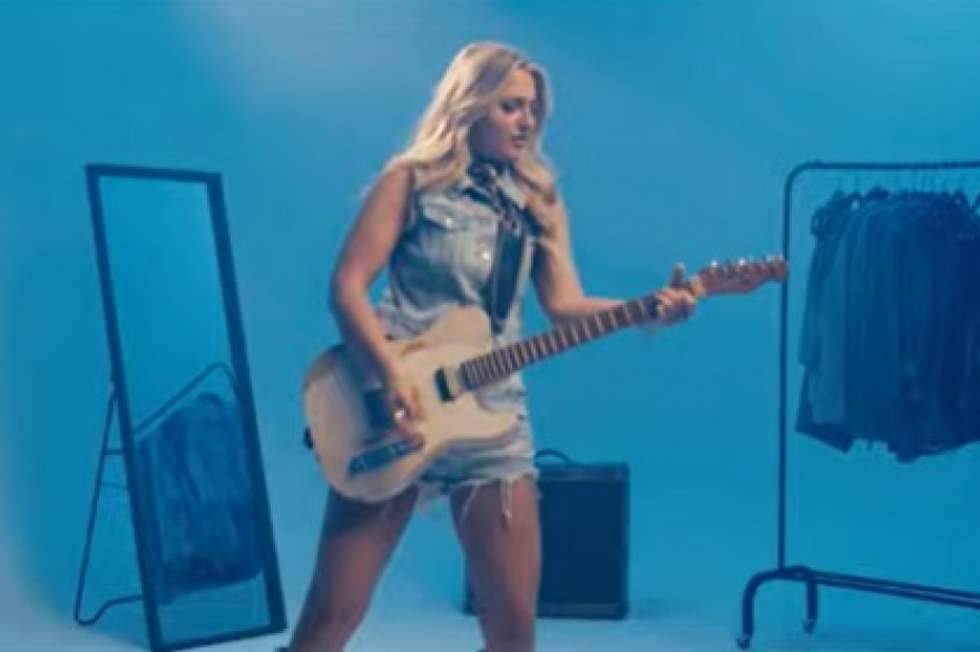 Erin Kinsey y su nuevo hit Blue Jean Baby