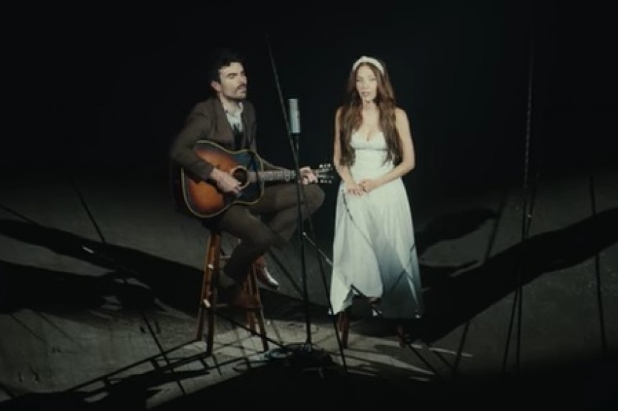 Thelma & James le ponen fe y emocion en Parking Lot Prayers