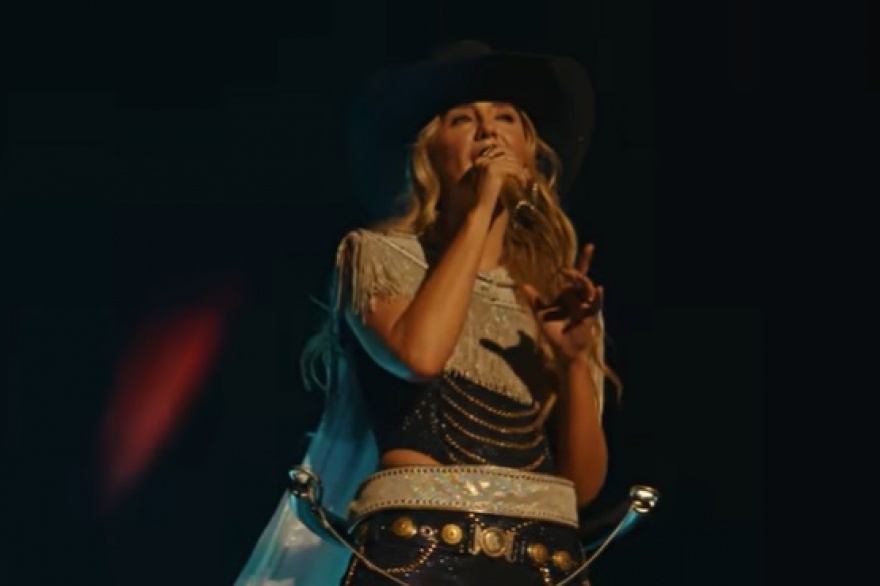 Elegante performance de Lainey Wilson