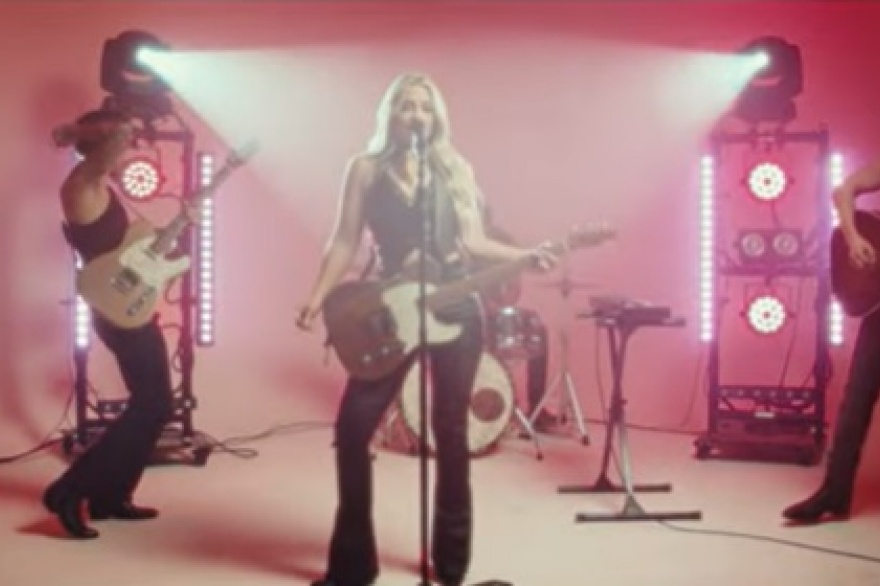 Erin Kinsey pisa fuerte en la escena country desde Nashville