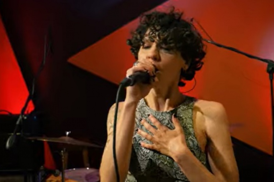 Daniela Herrero rockea entre el amor y la obsesion con Demasiado