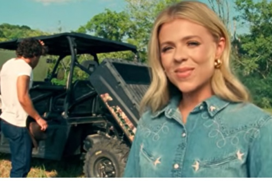 Anne Wilson comparte una historia de fe y paciencia en Hold Your Horses