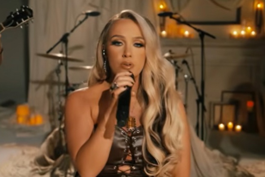 Priscilla Block brilla con una performance acustica junto a su banda