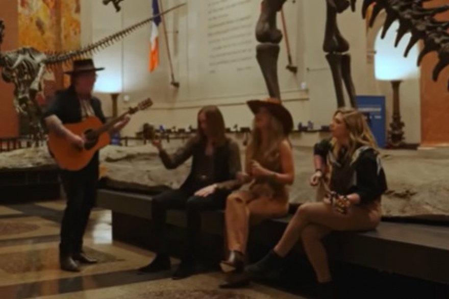 Lainey Wilson y una performance acustica diferente