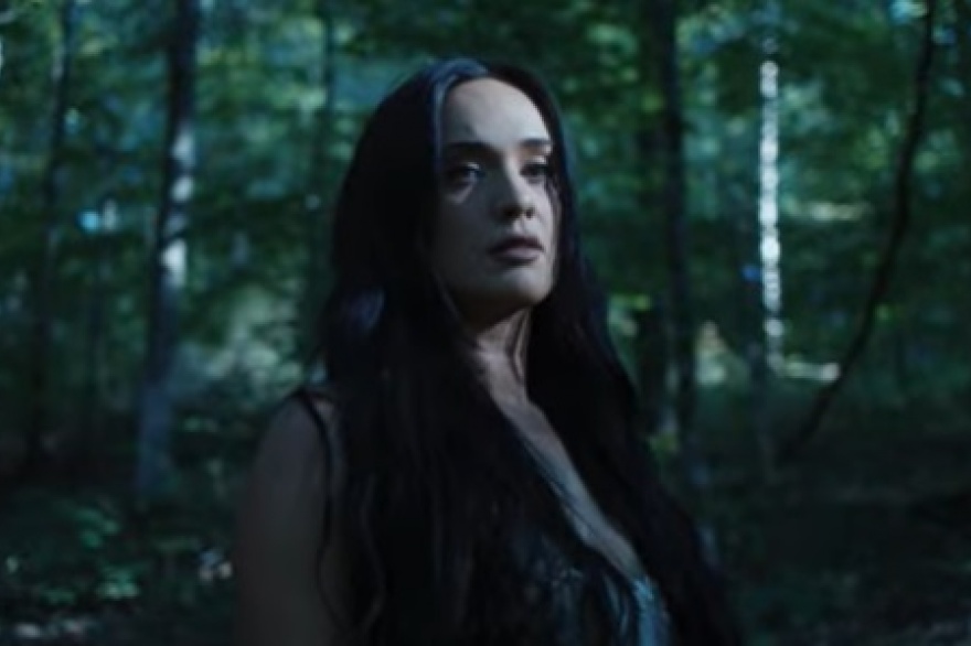 Sophia Scott se encuentra consigo misma en el visual de Lifeboat