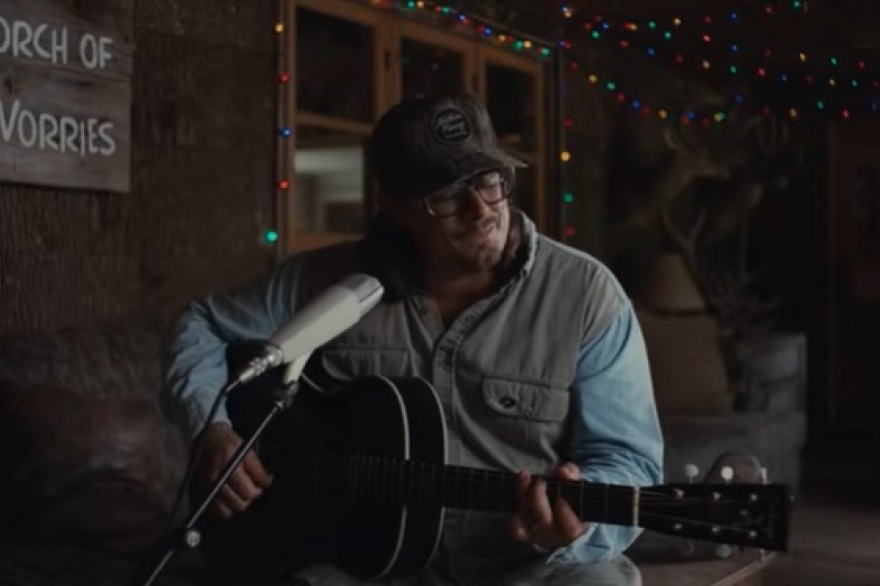 Hardy se luce con Girl With a Gun en un set rustico y cercano