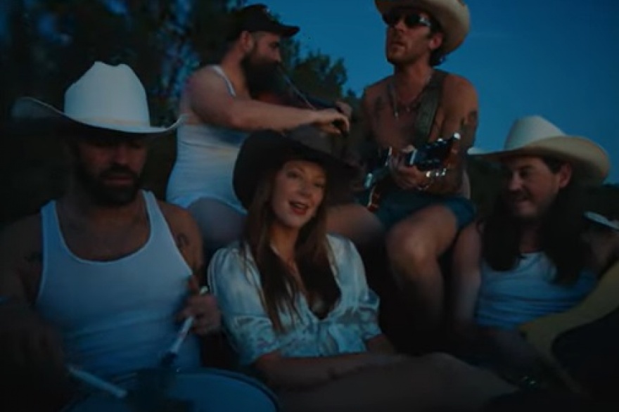 Kaitlin Butts transforma un clasico del rock en una emotiva historia country