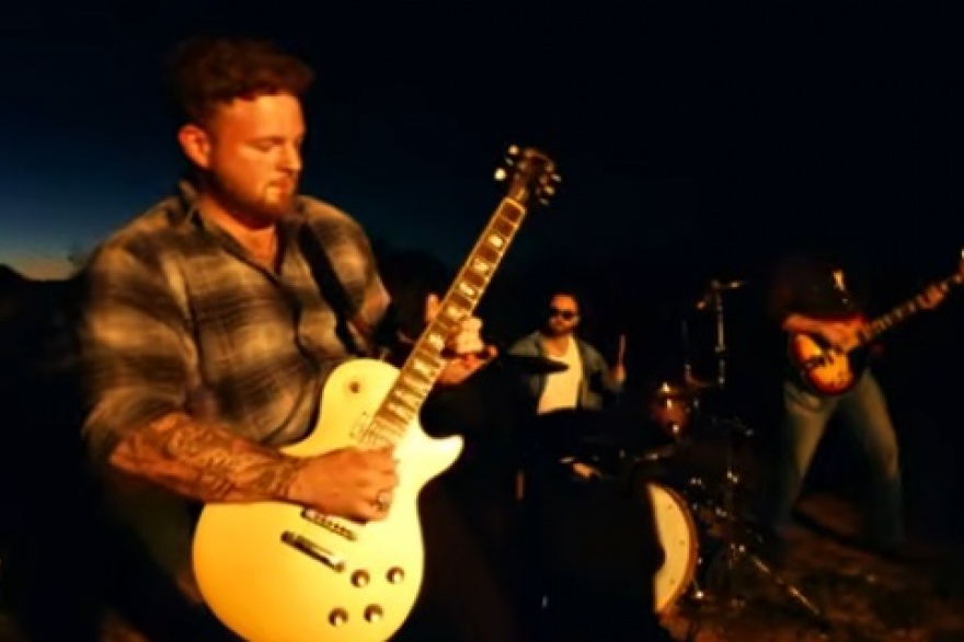 Checa Kameron Marlowe – Fire On The Hillside