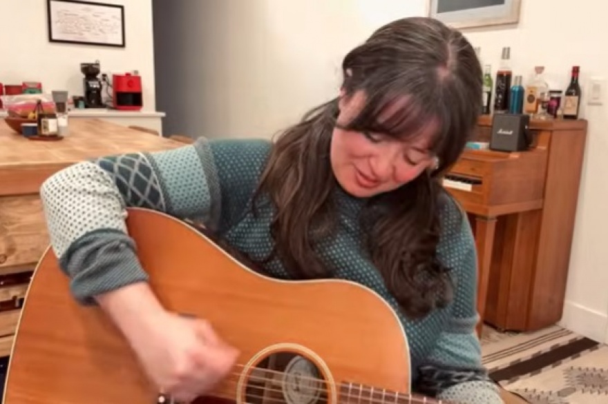 Checa la acoustic performance de Emily Scott Robinson
