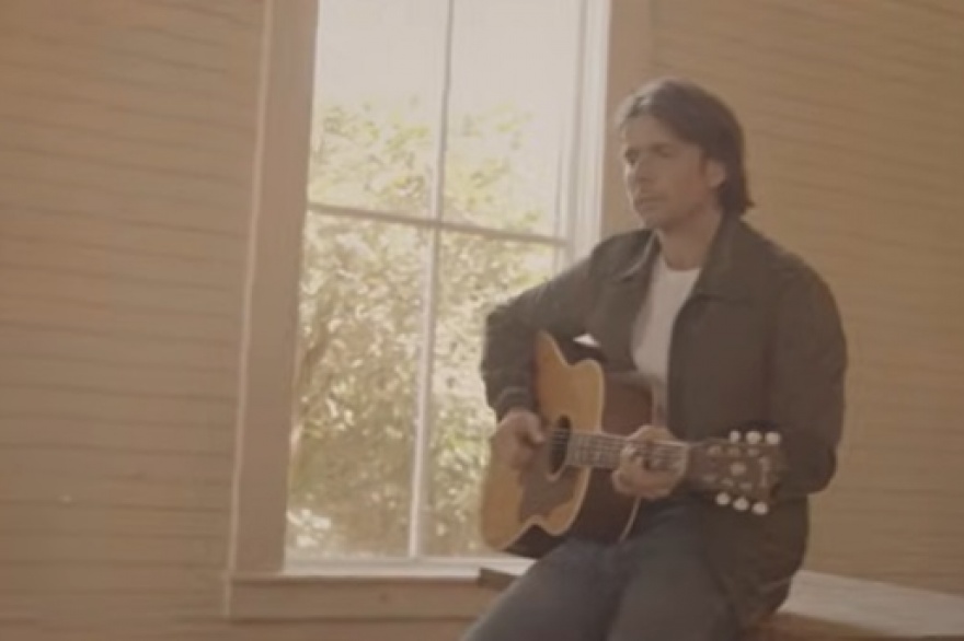 Lukas Nelson sigue su propio cauce musical