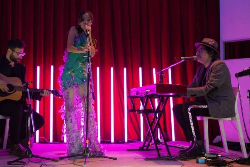 Brenda Asnicar y Charly Garcia - You're so vain