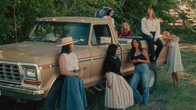 Jess Williamson convierte un adiós en “High Heels and Blue Jeans”