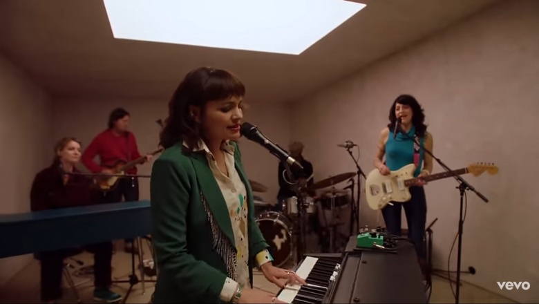 Mira a Norah Jones interpretar una linda interpretacion de su track, I Just Wanna Dance