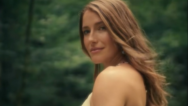 La artista country Caroline Jones libero una historia coqueta