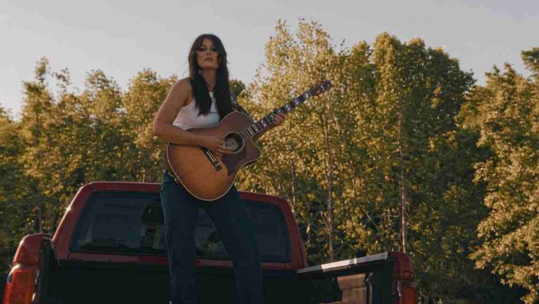 Mae Estes le da vida al espíritu del country noventero en “The 90s Called”