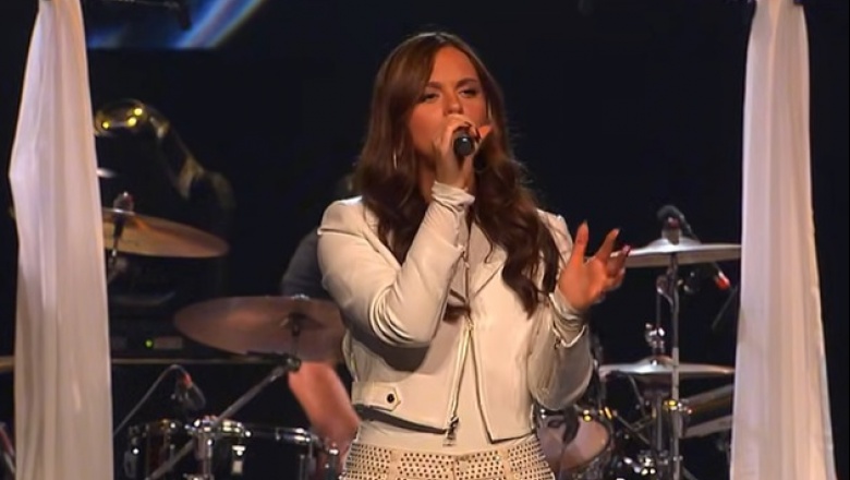 Megan Woods comparte una performance en vivo marcada por la fe