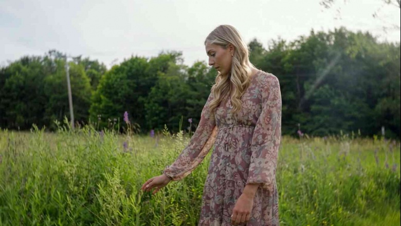 Samantha Ebert encuentra luz en "Flowers"