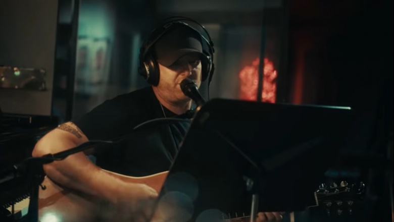 Tim Hicks comparte “She Rides Away”