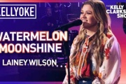 Suena genial el hit, Watermelon Moonshine en la voz de Kelly Clarkson