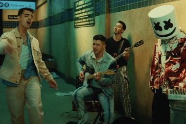 Jonas Brothers y Marshmello liberaron el video de Leave Before You Love Me