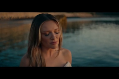 El talento, la belleza de la estrella country Carly Pearce libera un video reflexivo