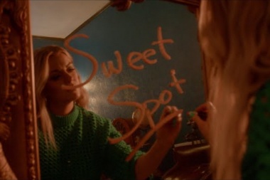 La estrella country canadiense Lindsay Ell le puso imagenes a Sweet Spot