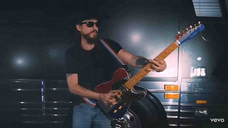 Chris Janson mantiene viva la diversion con Stay Rowdy