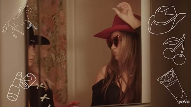 Maddie y Tae le pusieron un toque especial de seduccion a Kissing Cowboys