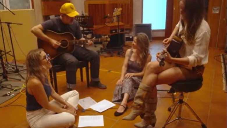 Caroline Jones siente y ofrece una interpretacion relajada de Good Omen