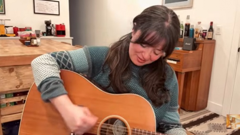 Checa la acoustic performance de Emily Scott Robinson