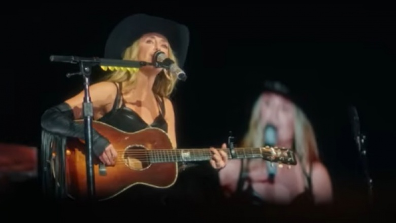 La Emocion de Whiskey Colored Crayon en el Whirlwind Tour de Lainey Wilson