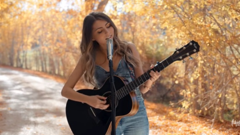 Suena genial Take Me Home, Country Roads en la voz de Jada Facer