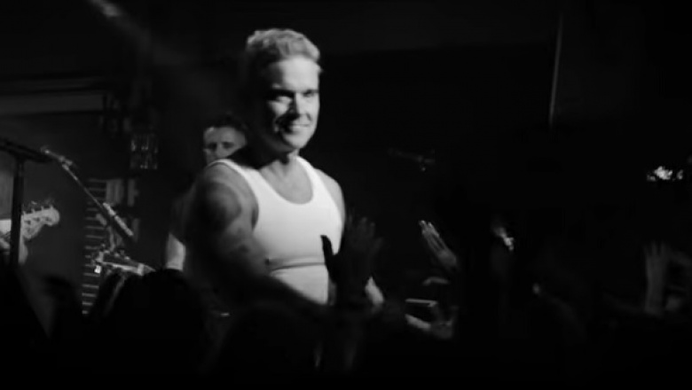 Robbie Williams sigue reflejando el curso de su historia musical