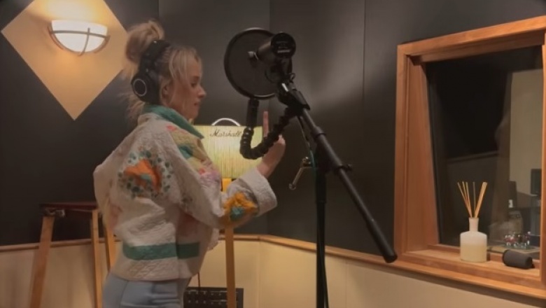 Emily Ann Roberts presenta una version acustica de Whipped