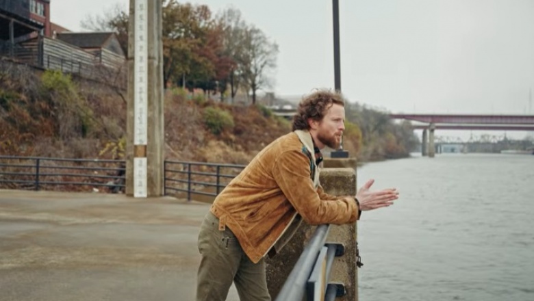 Austin Brown presenta el visualizer de Burn the Boats