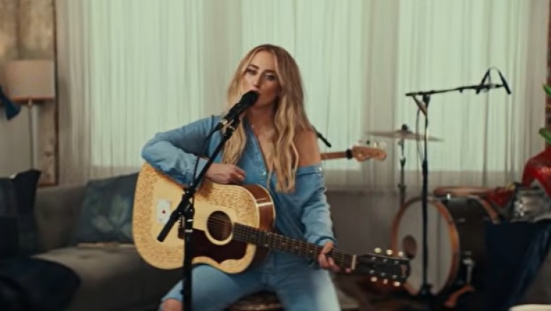 Ashley Cooke presenta una version acustica de baby blues