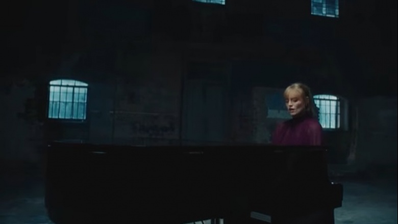 Freya Ridings presenta una confesion al piano