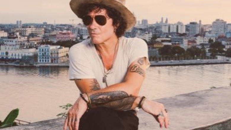 Enrique Bunbury sigue reflejando el curso de su carrera musical