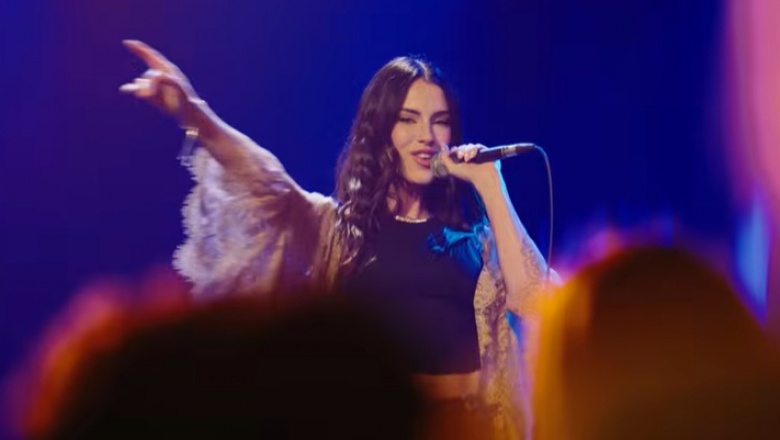 Jessica Lowndes captura un cruce inesperado en Something There