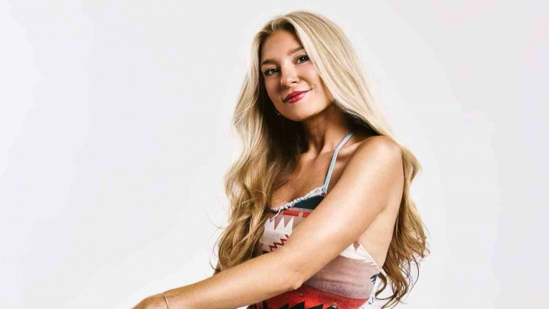 Julia Cole presenta At My Wedding, una historia sobre la amistad por encima del romance