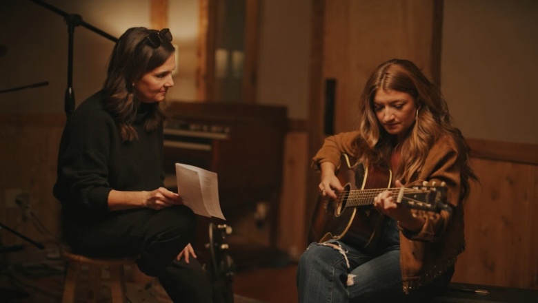 Tenille Townes presenta una versión acústica de “The Acrobat” junto a Lori McKenna