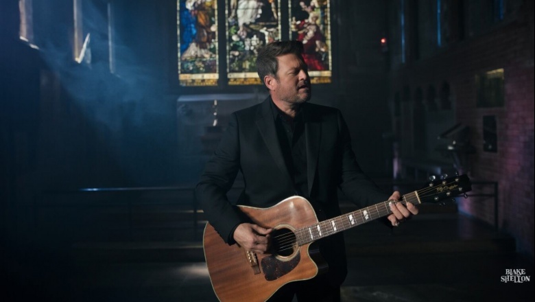 Blake Shelton revela el video de “Let Him In Anyway”, un relato íntimo sobre la fe