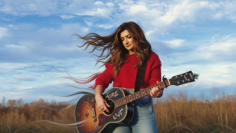 Tenille Townes presenta “in love with the sky” en versión acústica