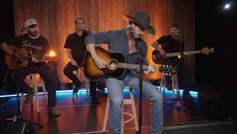 Riley Green presentó una versión acústica de “My Way” desde Australia